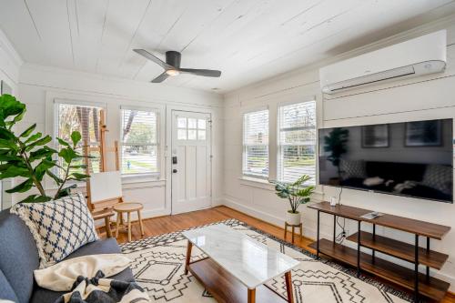 Historic Heights Artist Bungalow #1