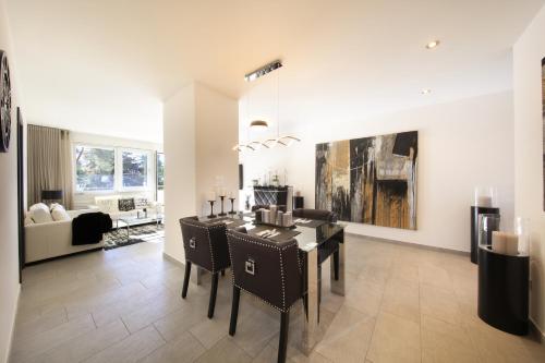 Attikawohnung mit Pool und Palmengarten