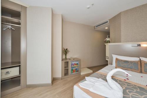 Double or Twin Room image 7