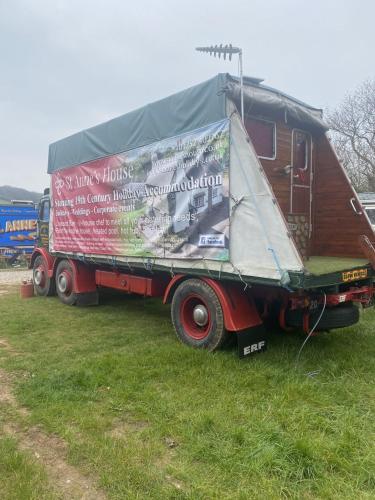 A szálláshely kívülről, Rare 1954 Renovated Vintage Lorry - Costal Location in Turnchapel