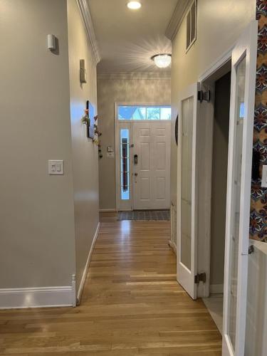 Előcsarnok, 5BRwithBand&Piano setup Private Gym Theater&Entry at Cherry Hill in Cherry Hill (New Jersey)