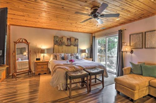 Remodeled Crestline Retreat Walk to Lake Gregory! in Crestline, USA