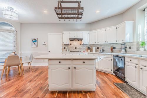 * *ASTOUNDING HOUSE **Perfect for Family and friends , Pool , Hot Tub, & GAME ROOM in Allen, USA