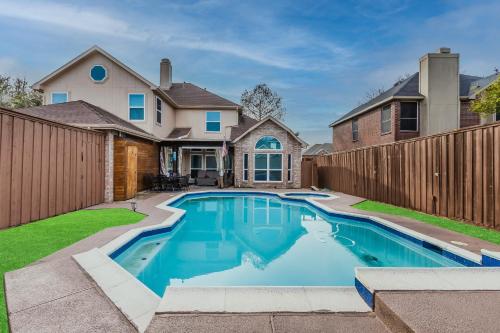 * *ASTOUNDING HOUSE **Perfect for Family and friends , Pool , Hot Tub, & GAME ROOM - Allen