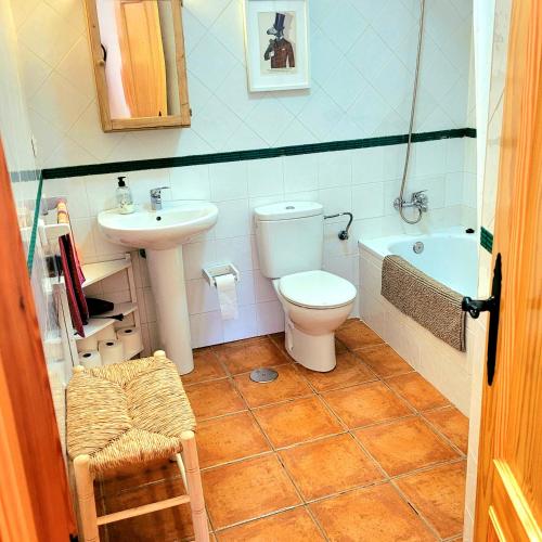 Luminoso con vistas y chimenea apto mascotas in 貝納奧卡茲