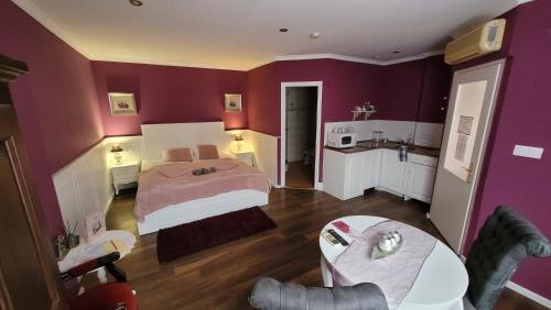 1 queen bed, 2 twin beds