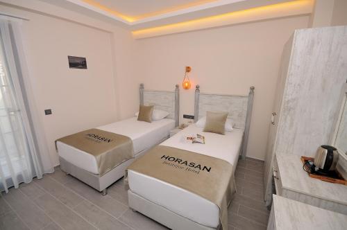2 twin beds