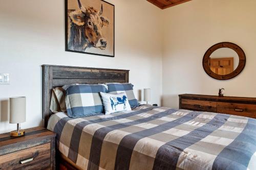 Large Murphy Cabin with Hot Tub and Mtn Views! - image 10