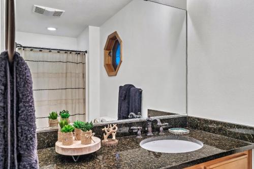 Large Murphy Cabin with Hot Tub and Mtn Views! - image 2