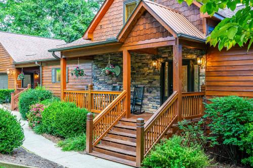 Large Murphy Cabin with Hot Tub and Mtn Views! - image 7