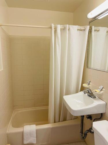 浴室, Crown Inn Motel in 林定（新澤西州）