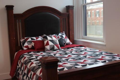 A Luxurious 5 star Location 2 QUEEN Bed’s TROY