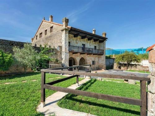  Unique holiday home in Los Corrales de Buelna with solarium, Pension in Los Corrales de Buelna bei Las Fraguas