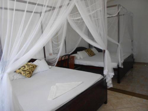 Standard Quadruple Room with 2 King Beds image 6