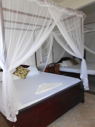 Standard Quadruple Room with 2 King Beds image 4
