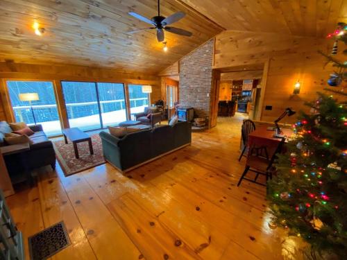 บริการและสิ่งอำนวยความสะดวก, Amazing lakefront home in the White Mountains with game room theater in ไวท์ฟิลด์ (NH)