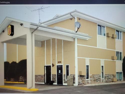 Super 8 by Wyndham Cos/Hwy. 24 E/PAFB Area - image 7