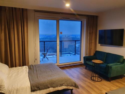Vista, 15 PIĘTRO Osiedle Nowe Tysiąclecie- super widok z okna- parking w hali (APARTAMENT W CHMURACH- 15 PIETRO OSIEDLE TYSIACLECIA- prywatny parking- wielki taras z widokiem na z) in Osiedle Tysiaclecia
