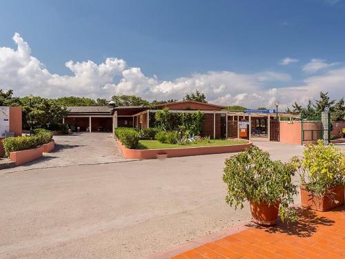 Snug mobile home in Sorso with shared pool gîte à louer Eden Beach