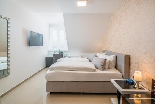 Best Western Plus Celebrity Suites - image 2