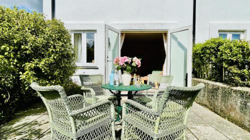 A szálláshely kívülről, Orchard Cottage - Walking distance of the river, charming sunny patio, quiet location in Dittisham