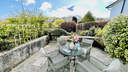 A szálláshely kívülről, Orchard Cottage - Walking distance of the river, charming sunny patio, quiet location in Dittisham