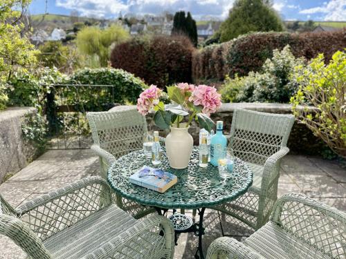 A szálláshely kívülről, Orchard Cottage - Walking distance of the river, charming sunny patio, quiet location in Dittisham