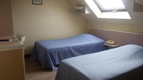 2 twin beds