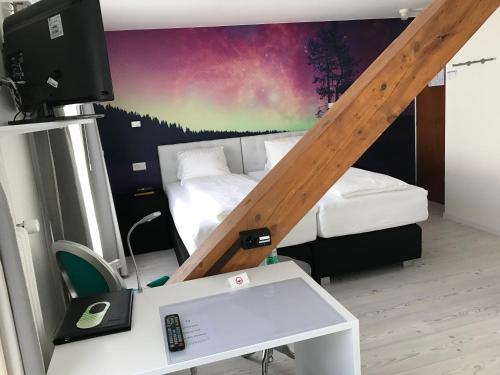 1 queen bed, 1 twin bed
