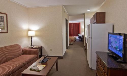 Coshocton Village Inn & Suites