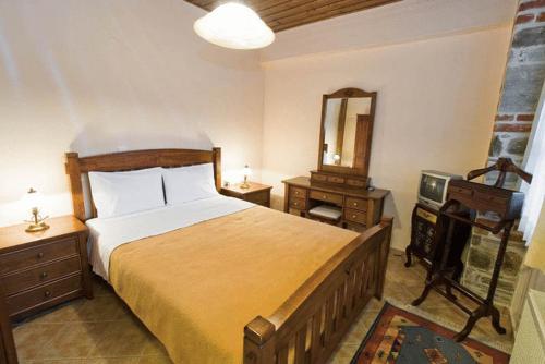 2 twin beds, 1 sofa bed