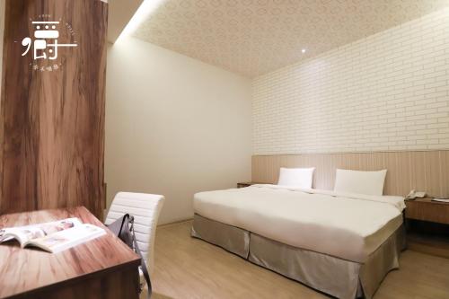 room detail thumbnail 2