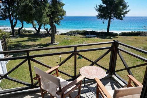 Delfini Villa, beachfront 2-bdrm maisonette