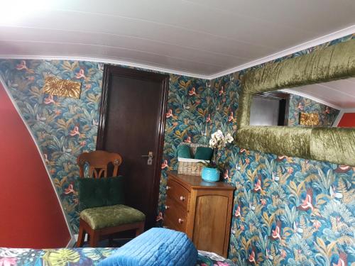 JASMINE CORAL JAY Boutique Boatel Ocean Village in Gibraltar