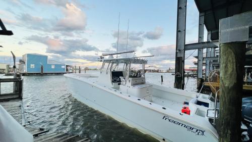 Resort Lodging at Venice Marina w/ WIFI + Private Dock detail