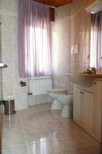 Bathroom, Hotel Iscla in Monno