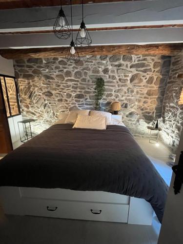 La maison en pierre bleu gîte à louer Lompras