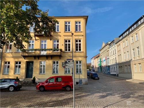 Das Ferienapartment Alexandrine direkt am Pfaffenteich mit eigenem Parkplatz in Schwerin, Deutschland