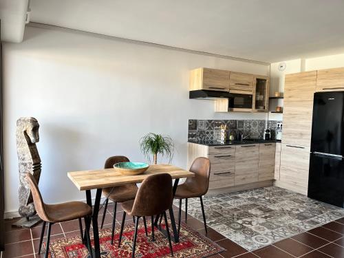PORT GRIMAUD GOLFE ST TROPEZ BEL APPARTEMENT - Tap to explore photos