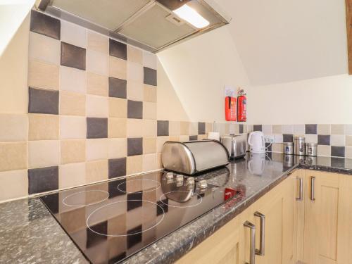 Hayloft Cottage Woodbridge - image 10
