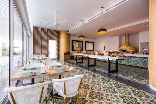 Restaurant, Dreams® Karibana Cartagena Beach & Golf Resort - All Inclusive in Punta de Canoa