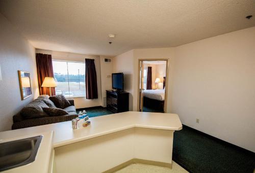 Greystone Inn & Suites - image 3