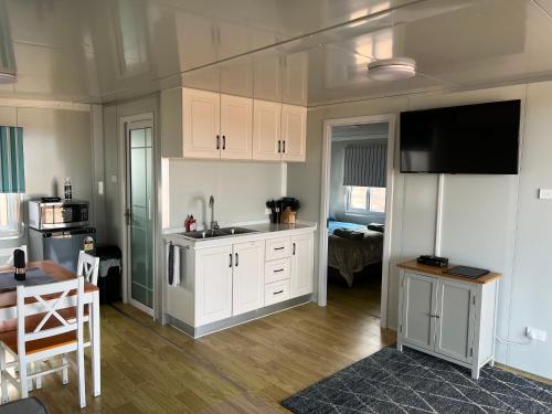 Koplietošanas atpūtas telpa ar TV, White Cliffs Self Contained Cabin Accommodation in White Cliffs