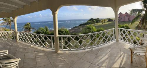 Altan/terrasse, 'GRAND RIVEIRE' Private Room with Ocean View in Coles Pasture