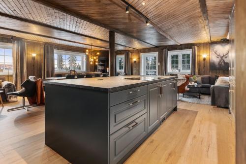 Skeikampen cabin with mountain view, jacuzzi, and 8 bedrooms in สวิงวูลล์