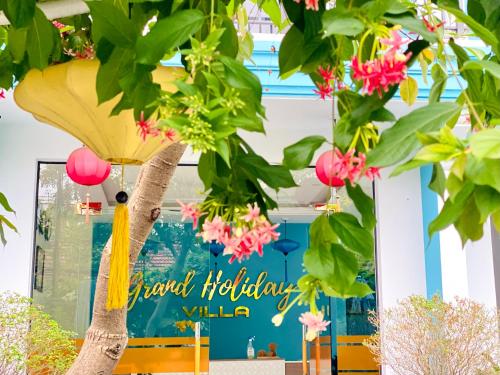 Grand Holiday Villa