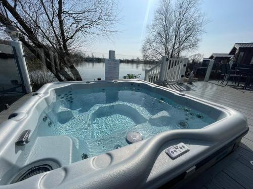 Indulgence lakeside lodge i1 with hot tub, private fishing peg situated at Tattershall Lakes Country Park