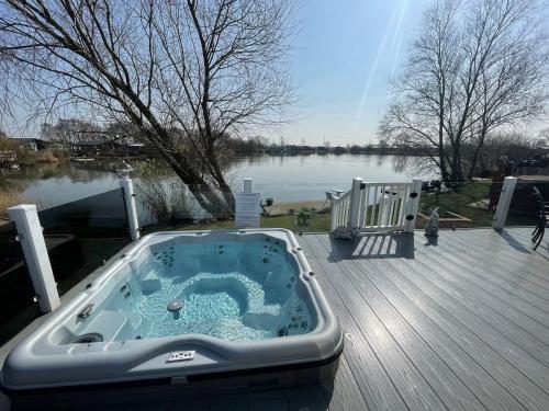 Indulgence lakeside lodge i1 with hot tub, private fishing peg situated at Tattershall Lakes Country Park
