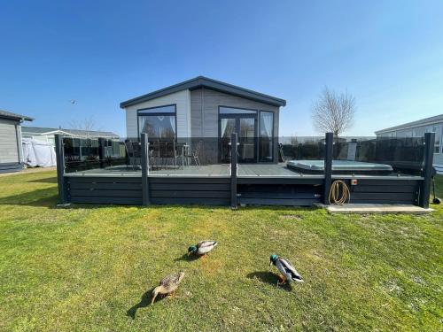 Indulgence Lakeside Lodge i3 with hot tub, private fishing peg situated at Tattershall Lakes Country Park