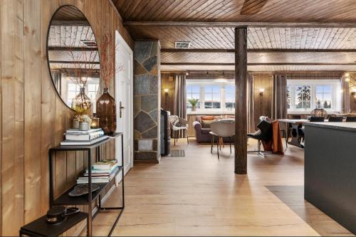 Skeikampen cabin with mountain view, jacuzzi, and 8 bedrooms in สวิงวูลล์